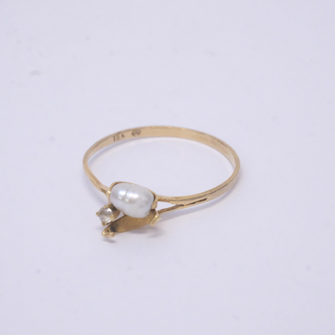 RING, 18K GULD MED PÄRLA OCH STEN.
