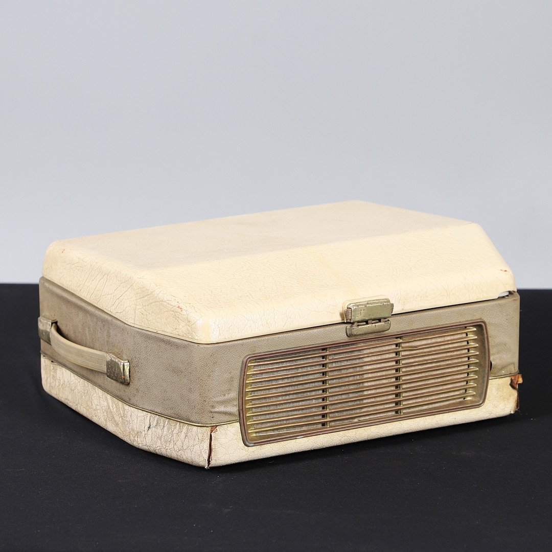 A MID CENTURY COSSOR REEL TO REEL TAPE RECORDER.