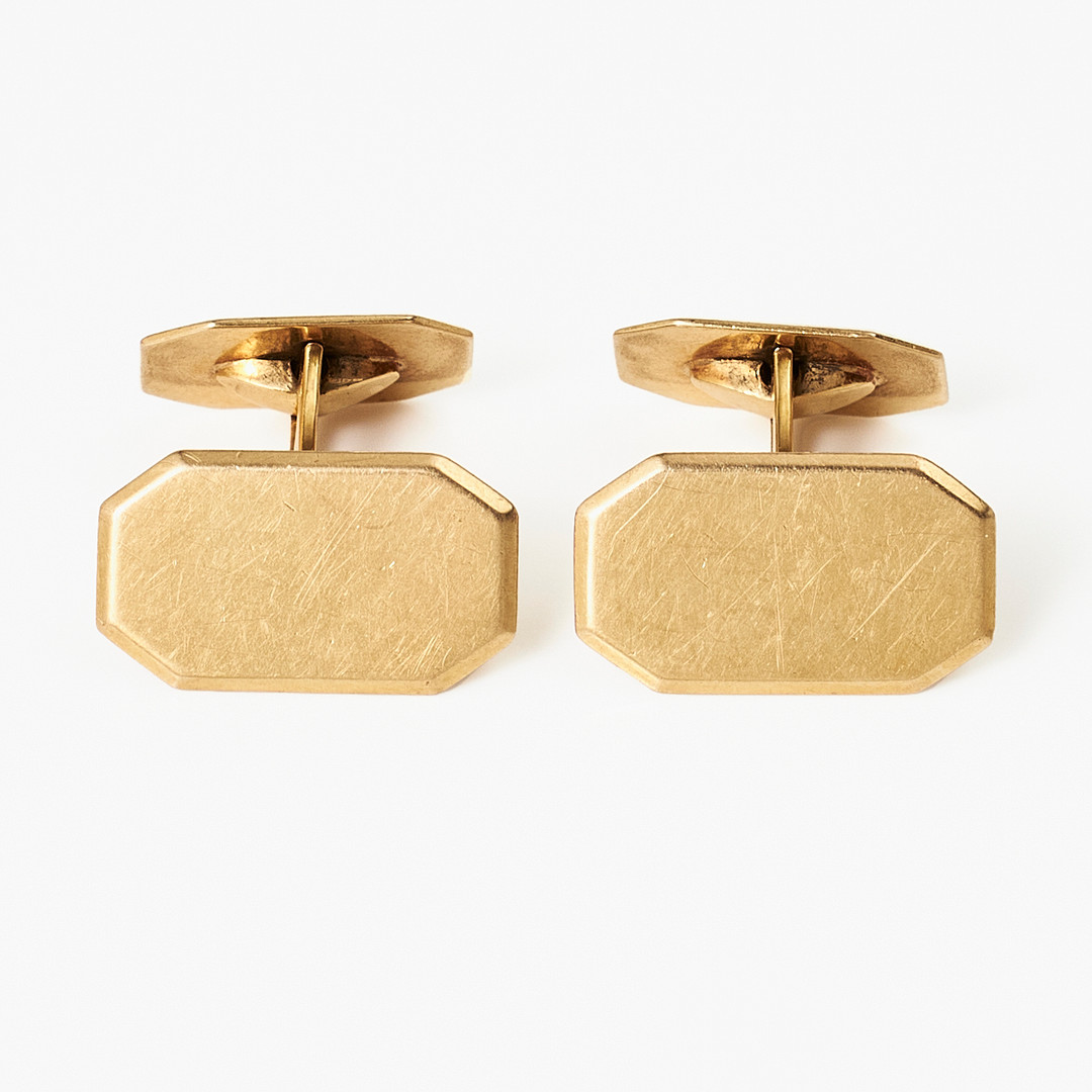 MANSCHETTKNAPPAR, 1 par, 18 k guld, oktagonala släta manschettbrickor, Juvelerareaffär Gunnar Fahlström, Stockholm 1939.