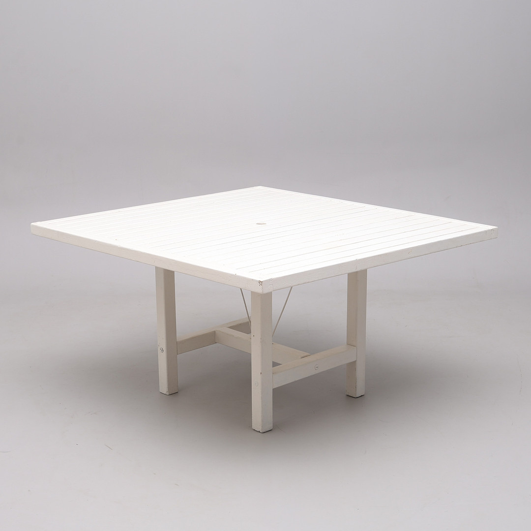 ELSA STACKELBERG. TRÄDGÅRDSBORD, "BORD 65", VITMÅLAT TRÄ, FRI FORM.