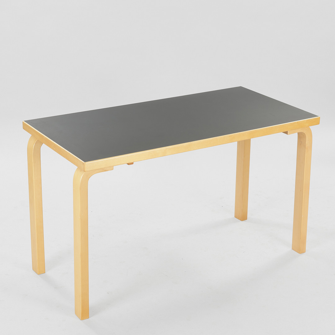 ALVAR AALTO ( 1898–1976). Rektangulært bord af birk med top ilagt sort laminat, Artek, Finland, formgivet 1933.
