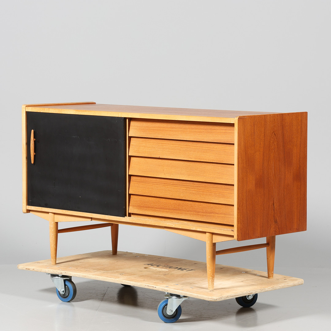 NILS JONSSON. SIDEBOARD, AB HugoTroeds Industrier, Bjärnum, 1900-talets mitt.