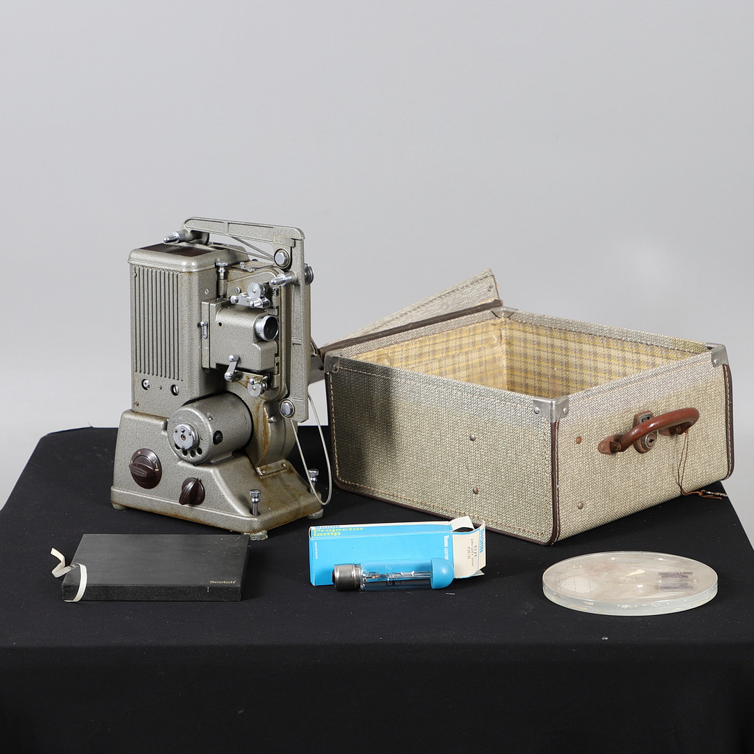 A SPECTO '500' CINE FILM PROJECTOR.