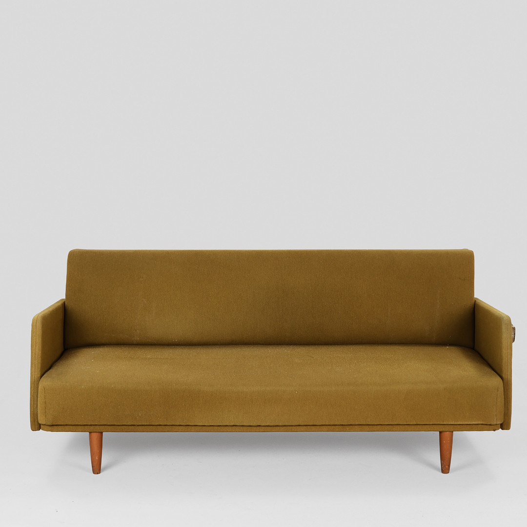 DANSK MØBELDESIGN. Daybed betrukket med grøn uld, ben af bøg, ca. 1960'erne.