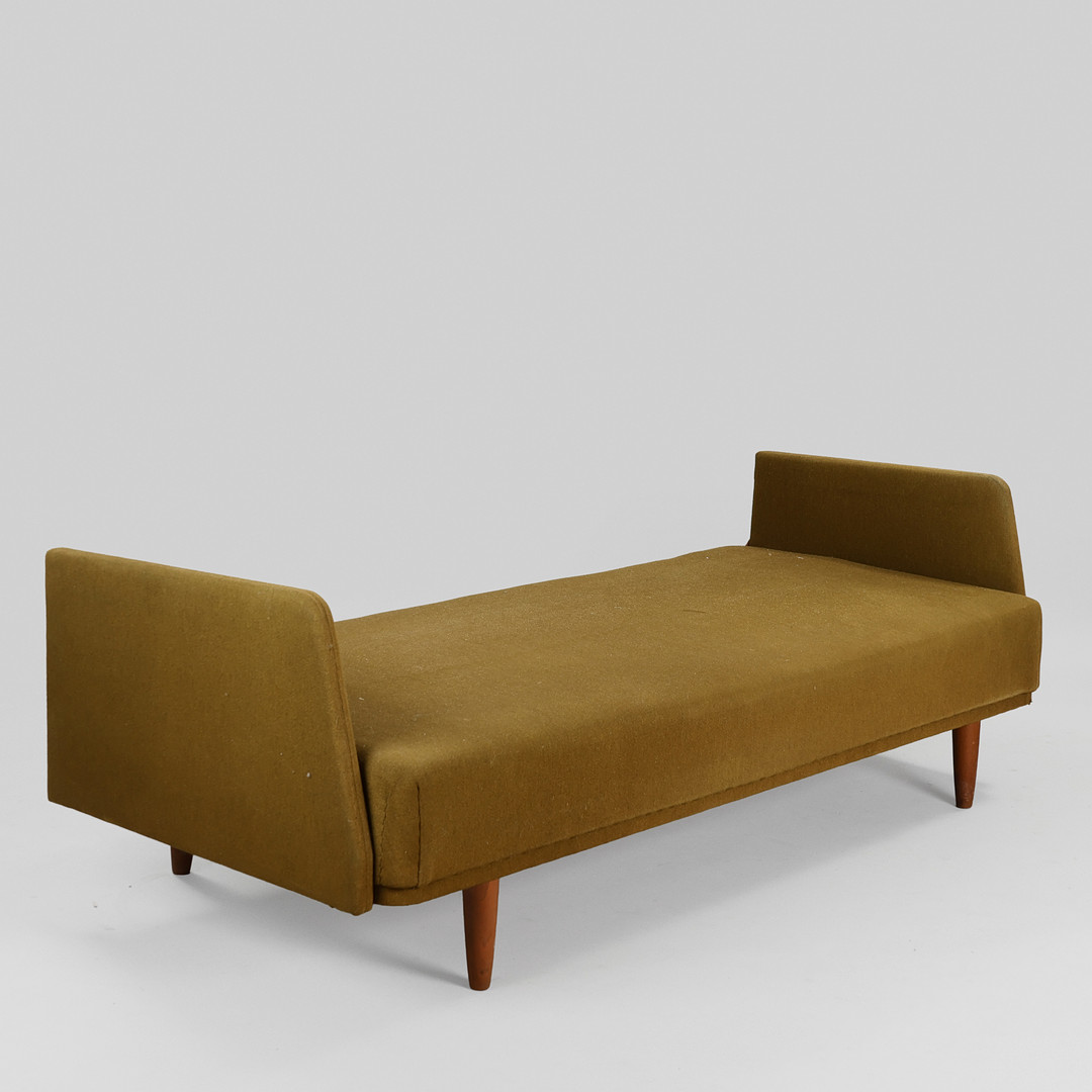 DANSK MØBELDESIGN. Daybed betrukket med grøn uld, ben af bøg, ca. 1960'erne.