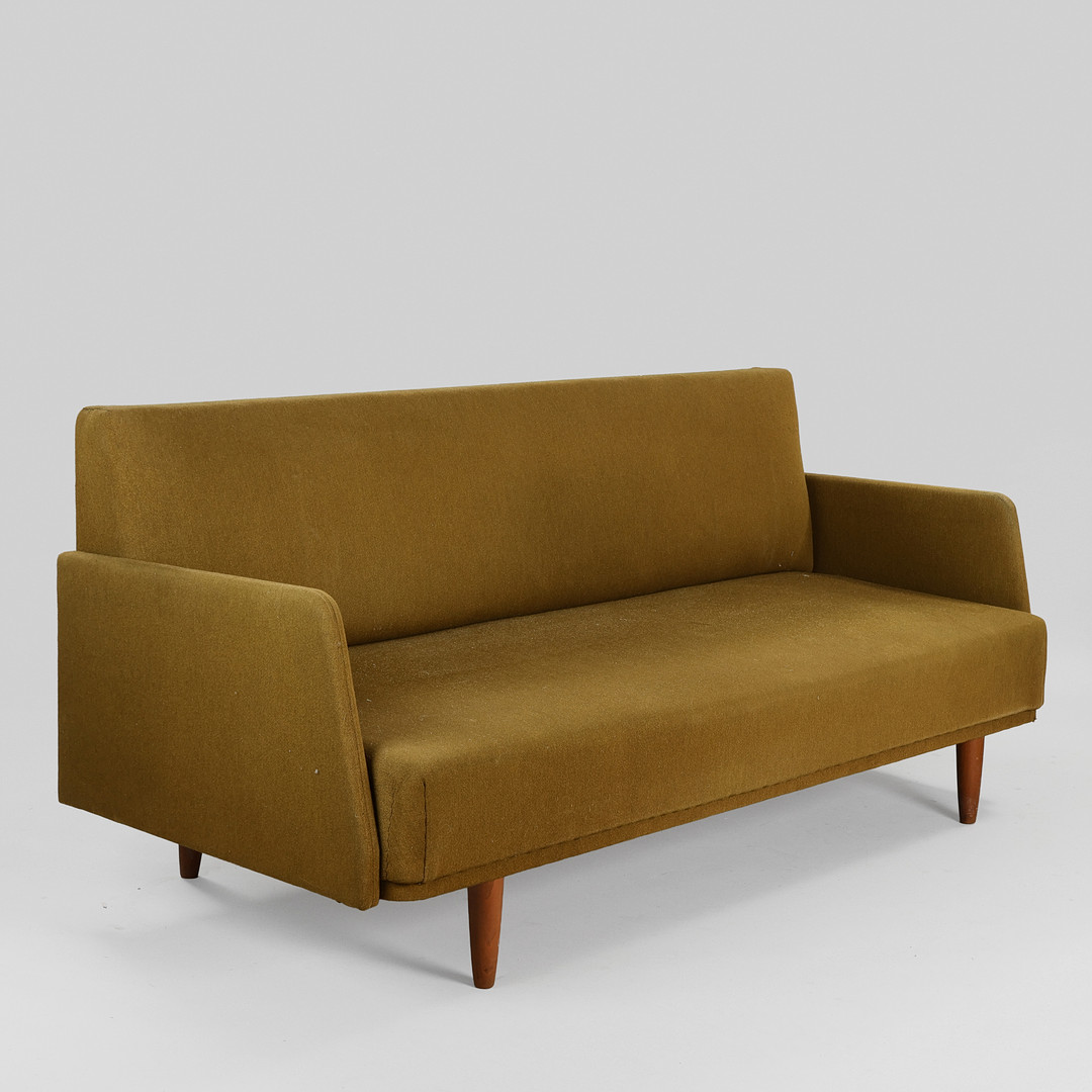 DANSK MØBELDESIGN. Daybed betrukket med grøn uld, ben af bøg, ca. 1960'erne.