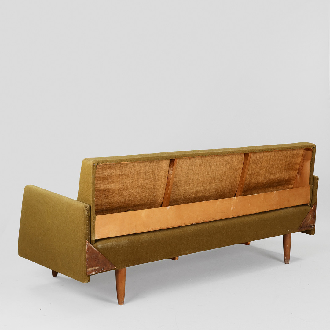 DANSK MØBELDESIGN. Daybed betrukket med grøn uld, ben af bøg, ca. 1960'erne.