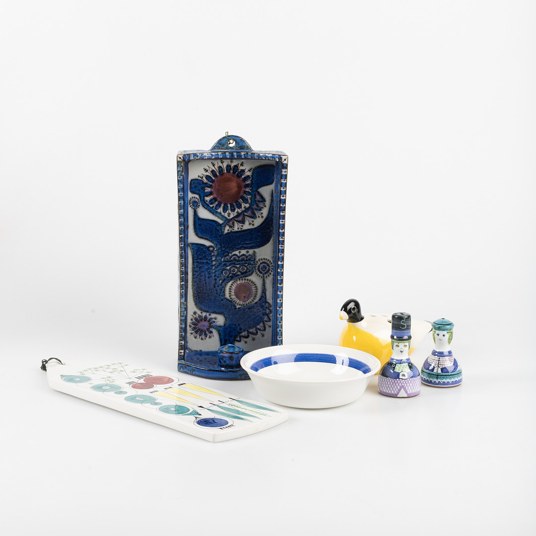 SAMLING PORSLIN, Aluminia, Denmark, väggamplique i glaserat stengods samt Fågel blomsterfakir, LAHOLMSKERAMIK /Jani salt & pepparkar, RÖRSTRAND Skärbräda "Picknic" samt skål "Tant Huld".