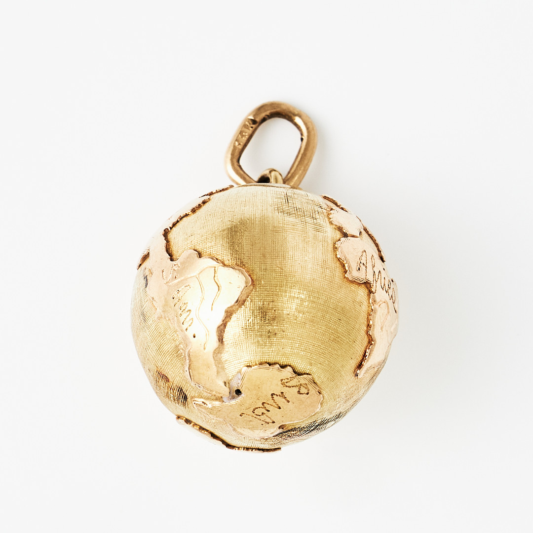 HÄNGE, 18 k guld, i form av jordglob med världsdelarna.