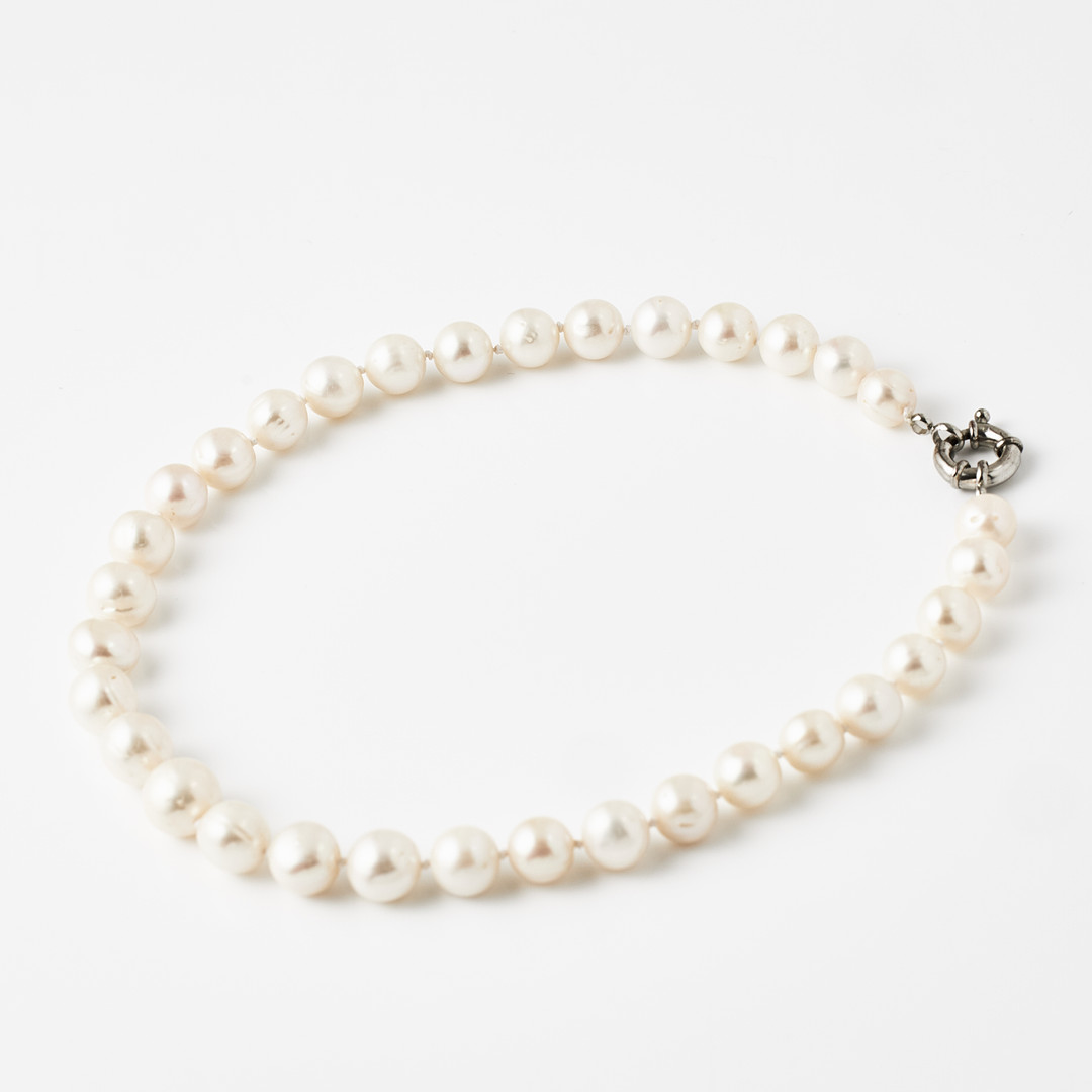 COLLIER, doserat, odlade vita sötvattenspärlor ca 11-13,3 mm, lås, vitmetall.