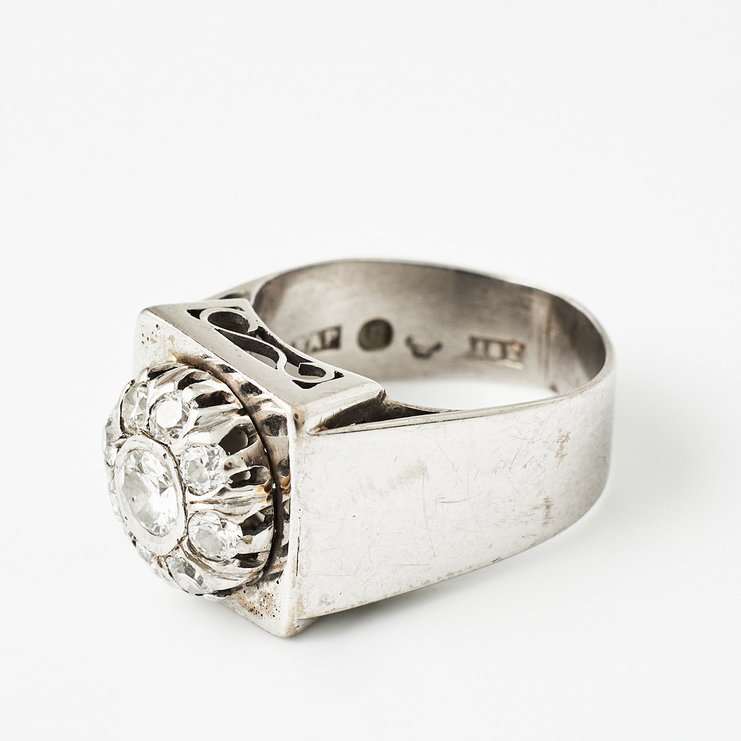 RING, 18 k vitguld, 9 gammalslipade diamanter totalt ca 0,50 ct, B A Palmgrens Guldatelje, Stockholm.