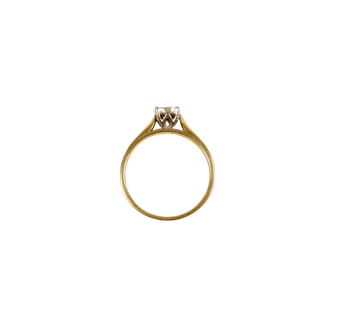 A 9CT YELLOW GOLD DIAMOND RING.