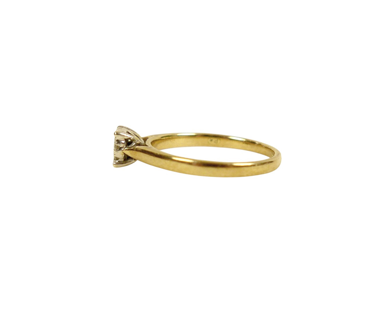 A 9CT YELLOW GOLD DIAMOND RING.