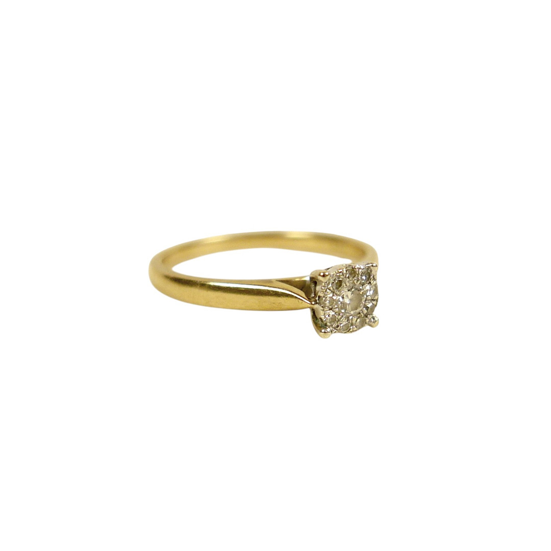 A 9CT YELLOW GOLD DIAMOND RING.