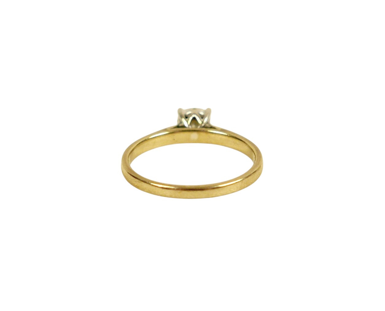 A 9CT YELLOW GOLD DIAMOND RING.