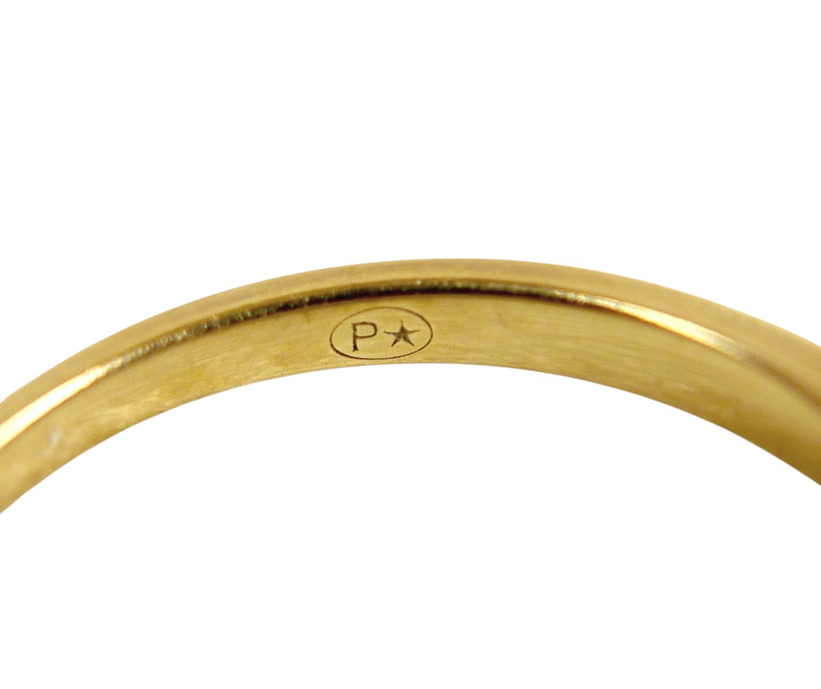 A 9CT YELLOW GOLD DIAMOND RING.