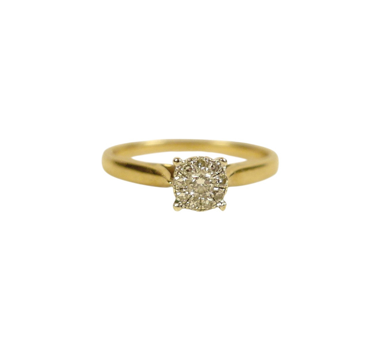 A 9CT YELLOW GOLD DIAMOND RING.