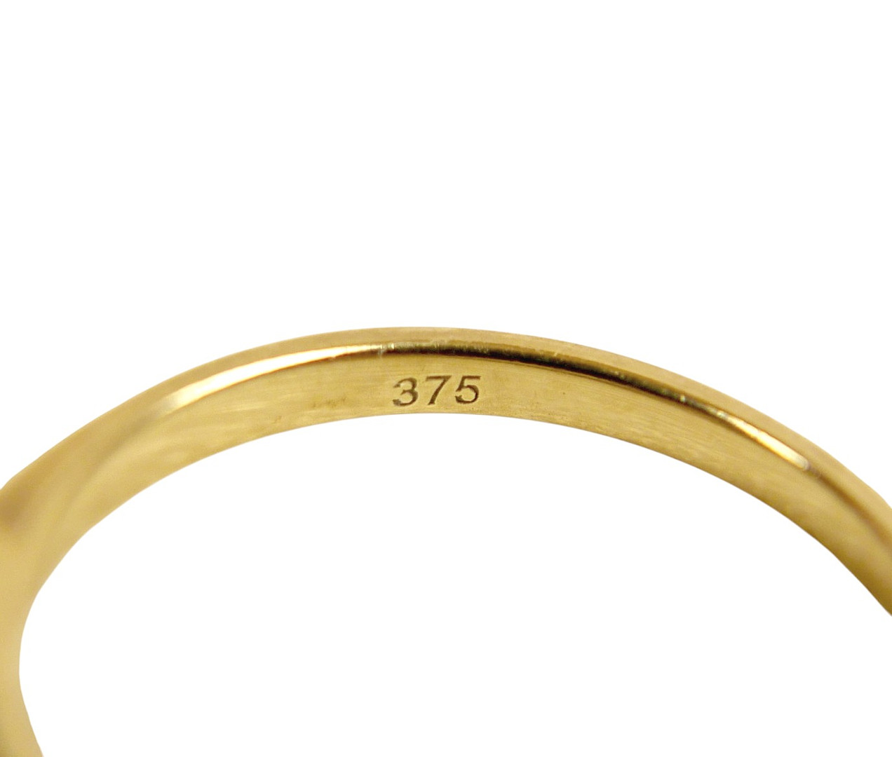 A 9CT YELLOW GOLD DIAMOND RING.