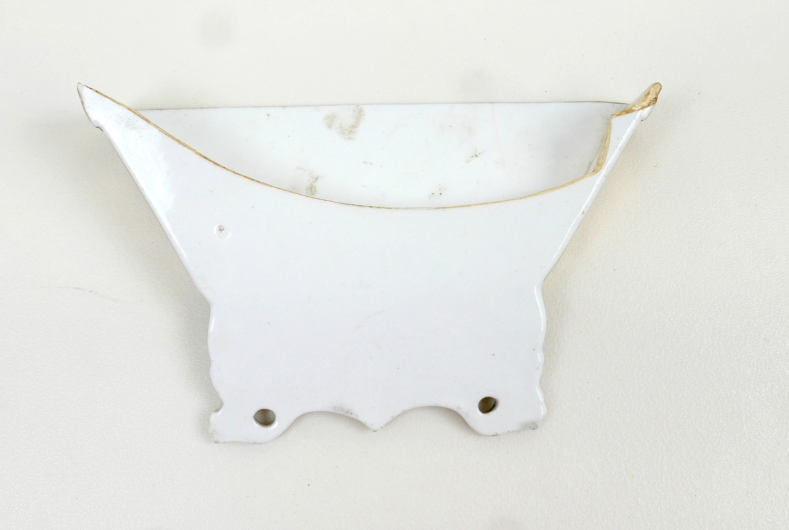 AN EARLY 19TH CENTURY HAND PAINTED COALPORT PORCELAIN LETTER RACK.