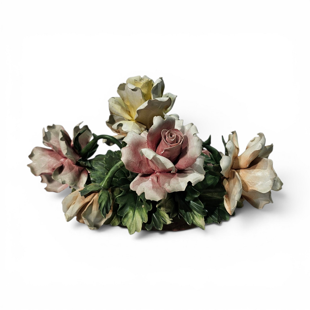 Capodimonte. Centro de mesa a modo de rosas en porcelana.