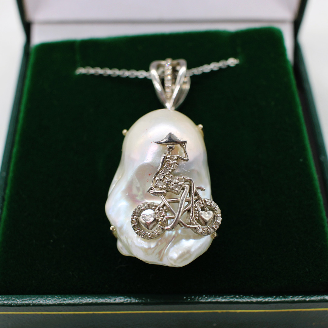 BAROQUE PEARL & DIAMOND NECKLACE.