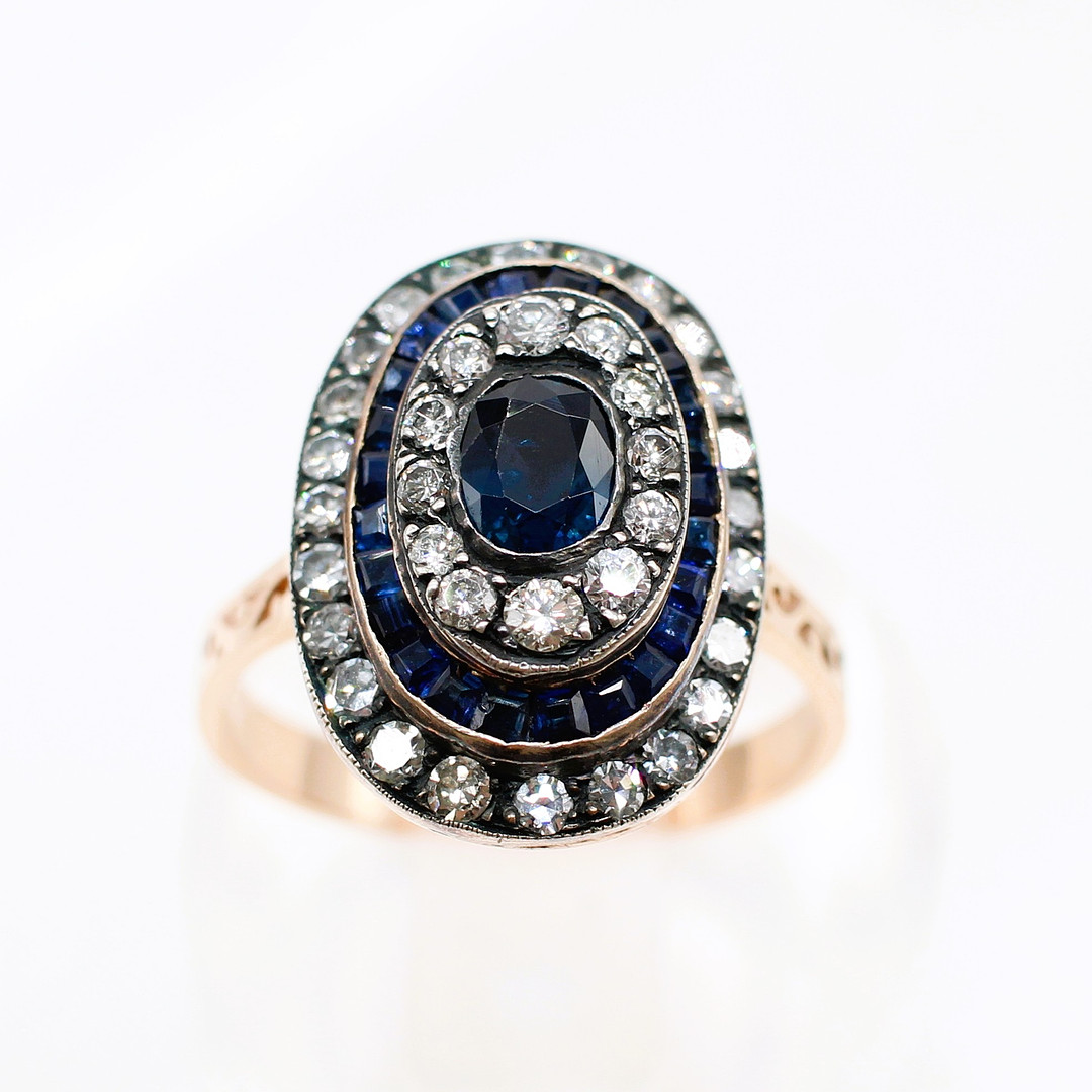 DIAMOND & SAPPHIRE RING.