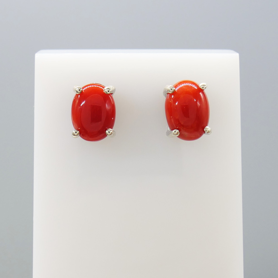 RED CORAL ear studs.