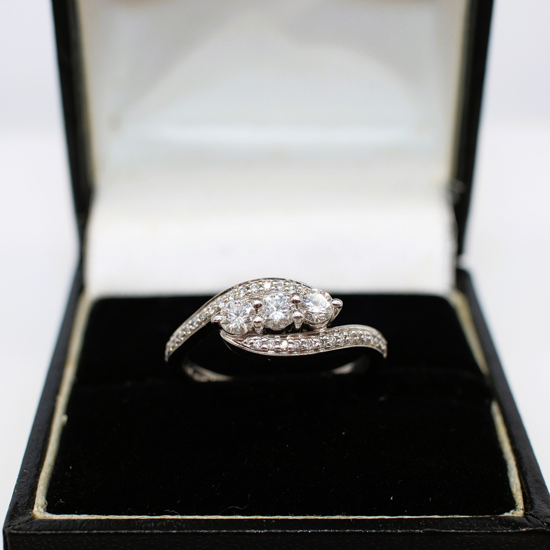 0.68CT DIAMOND TRILOGY RING 18K.
