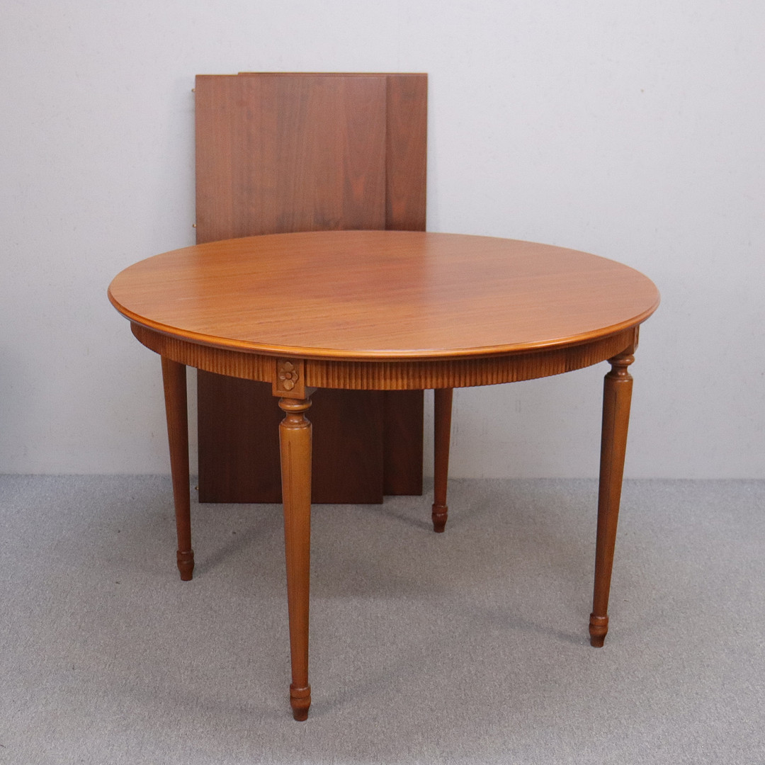 MATSALSGRUPP, gustaviansk stil, bord samt iläggsskivor, 1900-talets andra hälft, 3 delar.