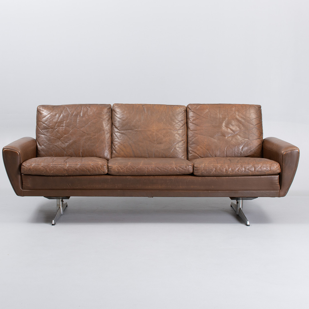 GEORG THAMS. SOFA, tre personer, på shaker ben. Vejen Polstermøbelfabrik, Danmark, 1960'erne.