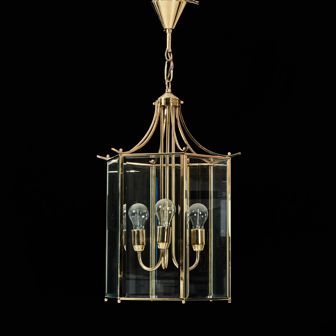 LYKTA, mässing och glas, hexagonal form. Tre ljuskällor. 1900-talets sista fjärdedel.