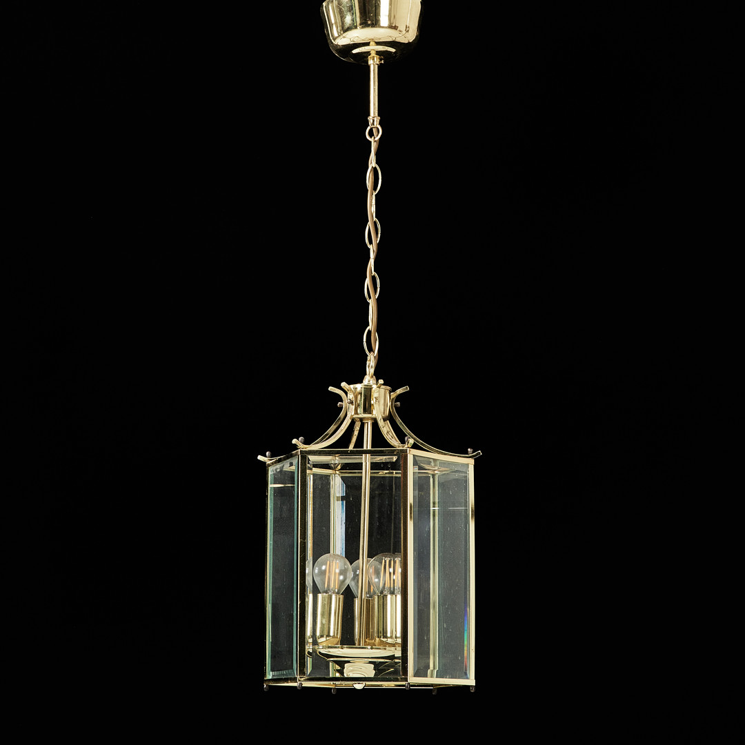 LYKTA, mässing och glas, hexagonal form. Tre ljuskällor. 1900-talets sista fjärdedel.