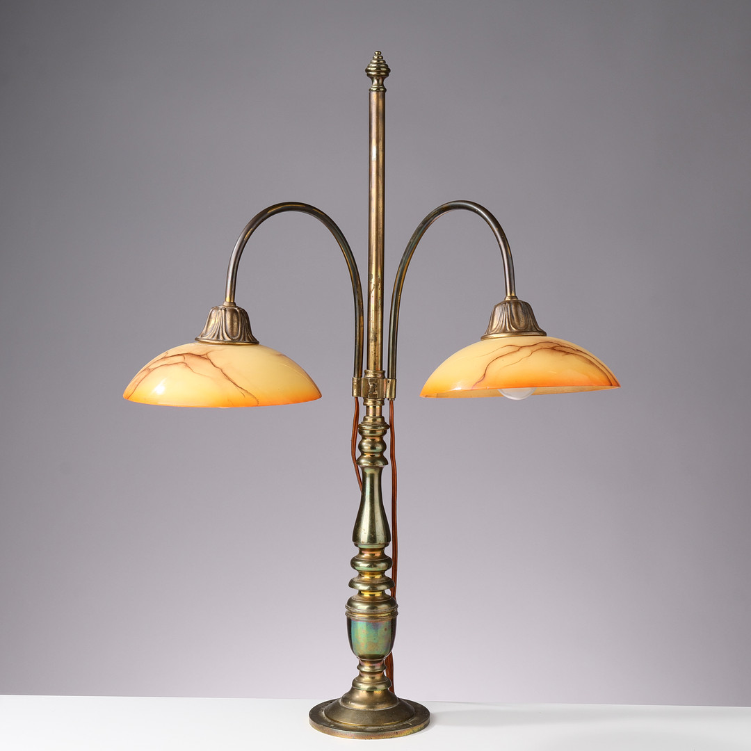 To-armet skrivebordslampe / bibliotekslampe af messing, skærme af marmoreret gult glas, 1900-tallets første halvdel.