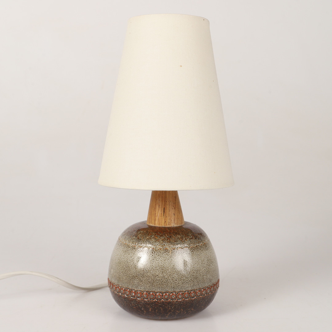 YNGVE  BLIXT. Bordslampa, glaserad keramik med textilskärm, Höganäs.