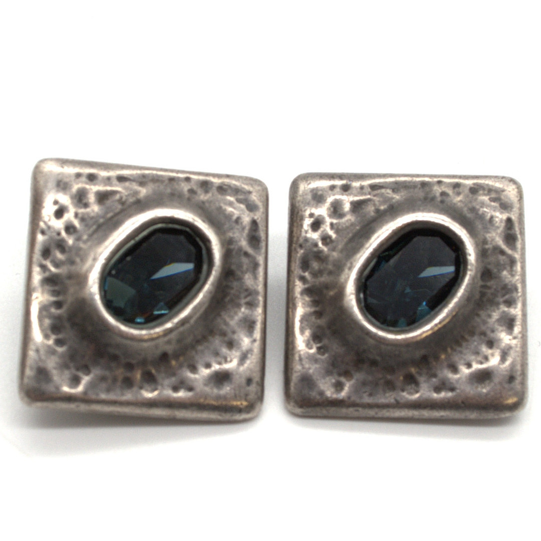 FACTORY. DESIGNER VINTAGE OHRCLIPS NEUSILBER MIT BLAUEN FARBSTEINEN, SIGNIERT.