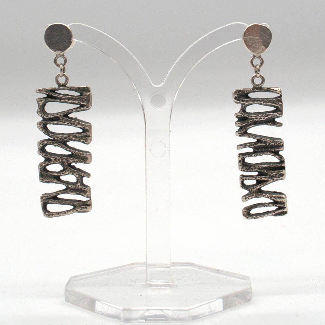 MODERNISTISCHE 835 SILBER DESIGNER OHRRINGE, DURCHBROCHEN GEARBEITET, 20. JAHRHUNDERT.