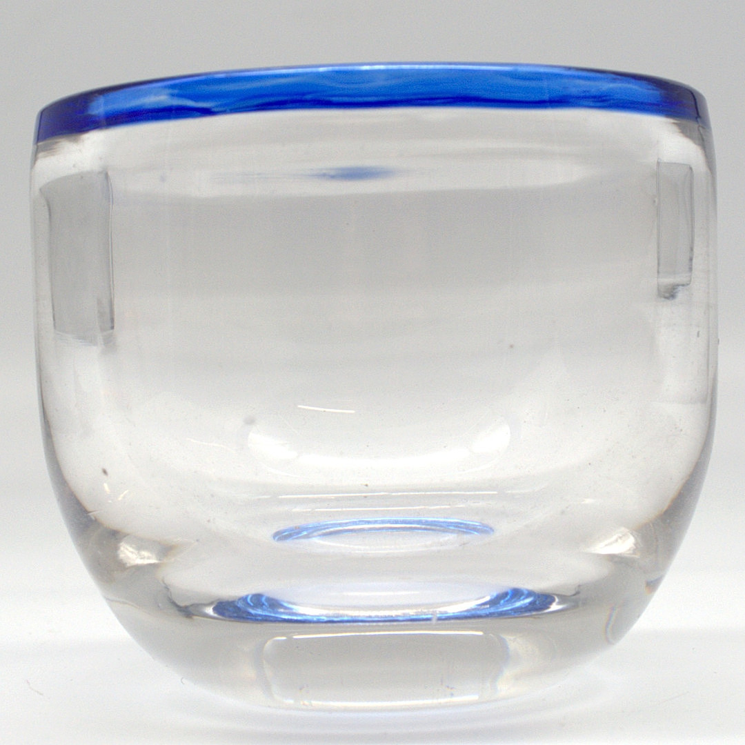DESIGNER GLAS VASE TRANSPARENT UND BLAU, SIGNIERT. 20. JAHRHUNDERT.