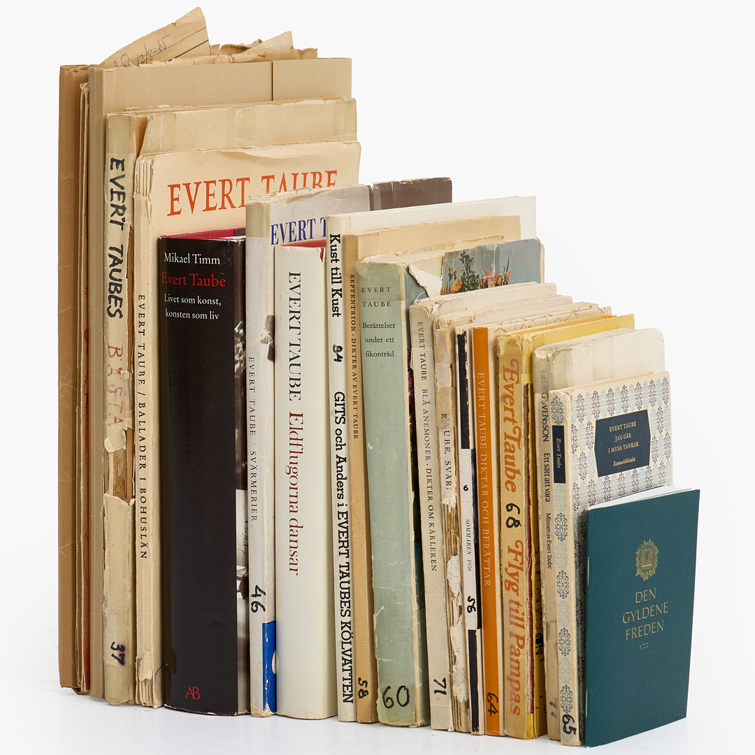 EVERT TAUBE och ASTRI TAUBE, brev, vykort, tidningsurklipp, böcker/häften (18 st) varav 3 dedikerade.