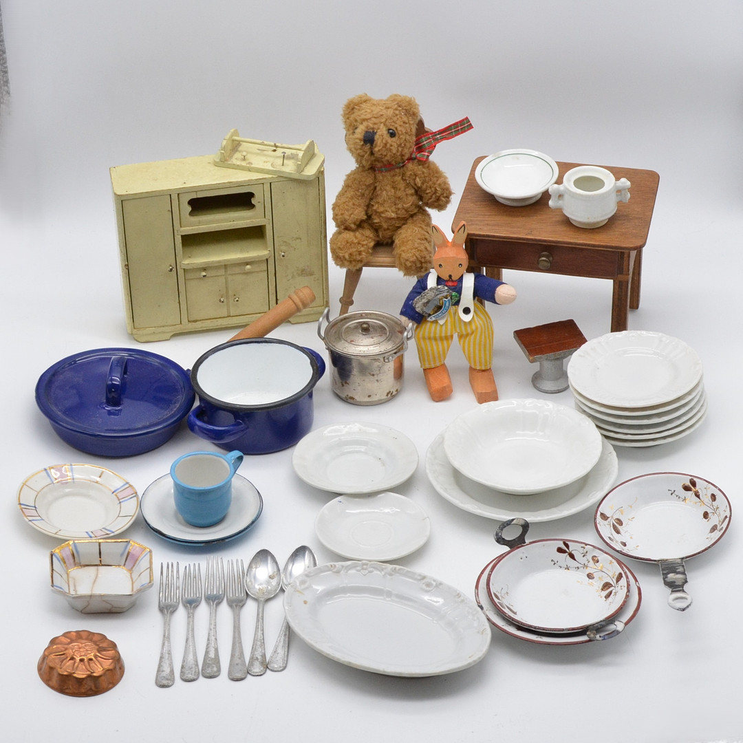 KINDER-SPIELKÜCHE AUS HOLZ, EMAILLE UND PORZELLAN: BUCKAUER PORZELLAN, LOTTE SIEVERS, U.V.M.