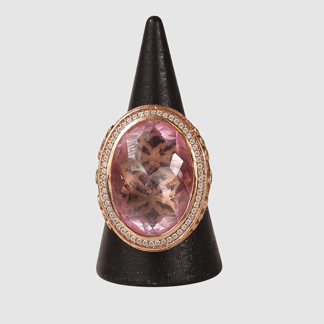 THOMAS SABO Cocktailring med stor fasetterad oval rosa sten och slipade Zirkoner, rosèförgyllt Sterlingsilver.