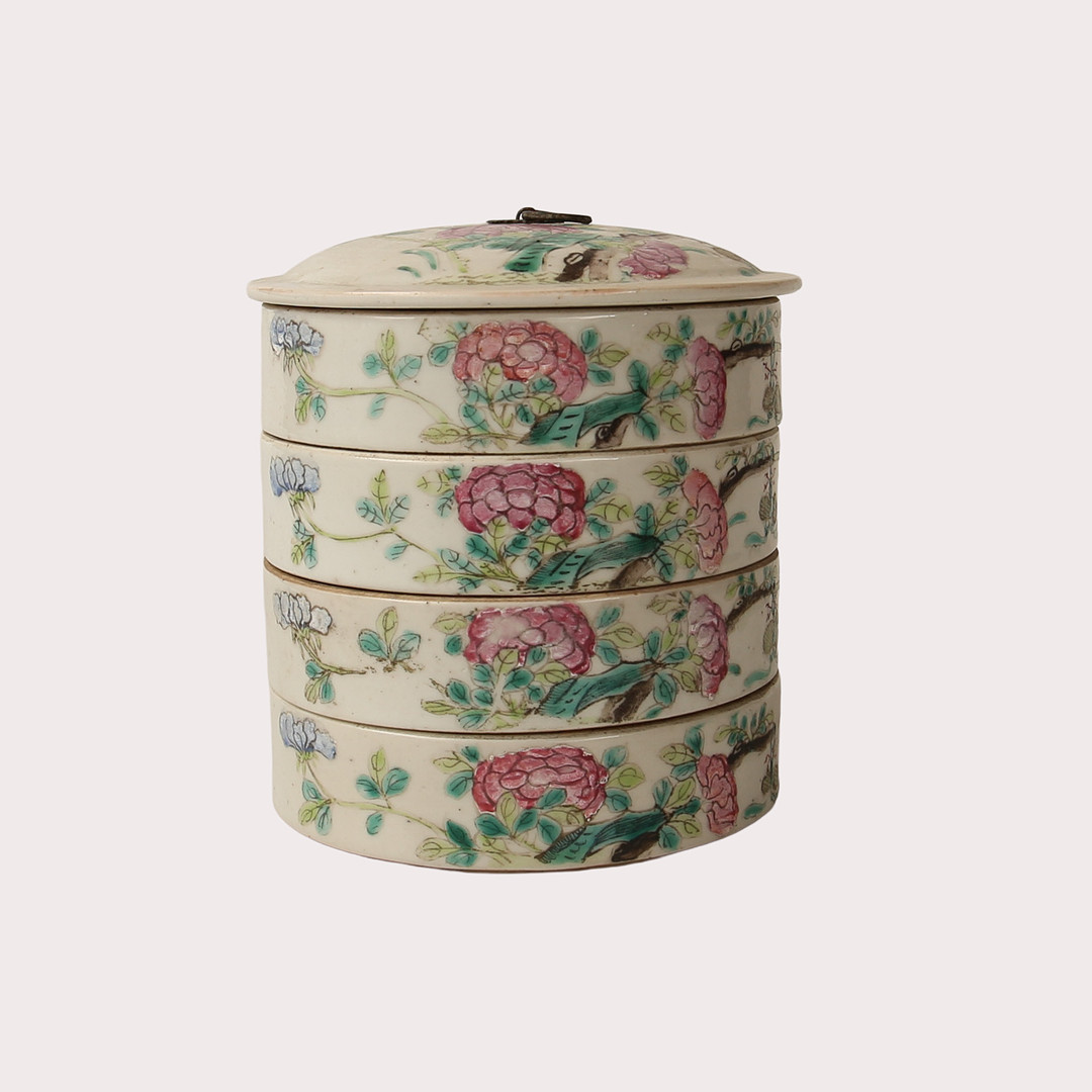 KÄRL MED FYRA VÅNINGAR, porslin, emaljfärgsmåleri. Kina, Tongzhi (1861-1874).