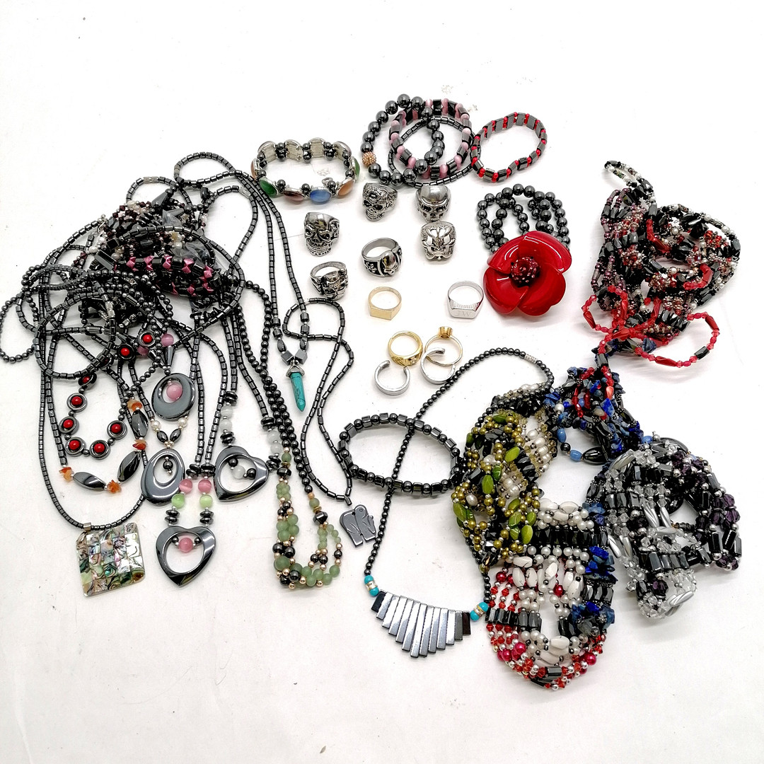 QTY OF COSTUME JEWELLERY INC HEMATITE BEAD NECKLACES, BRACELETS & SKULL RINGS.