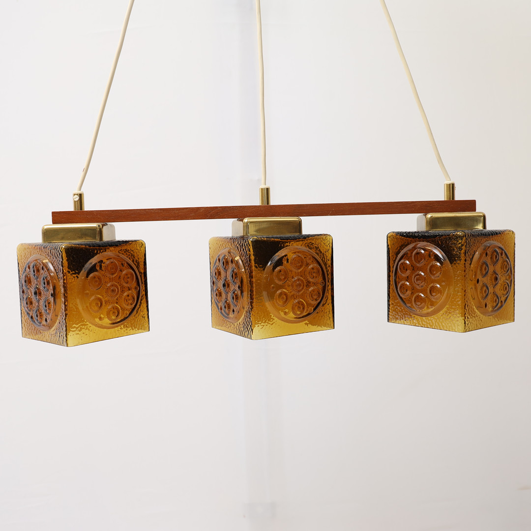 TAKLAMPA, 1900-talets andra hälft, teak, mässing och kupor av gultonat glas. Tre ljuspunkter.