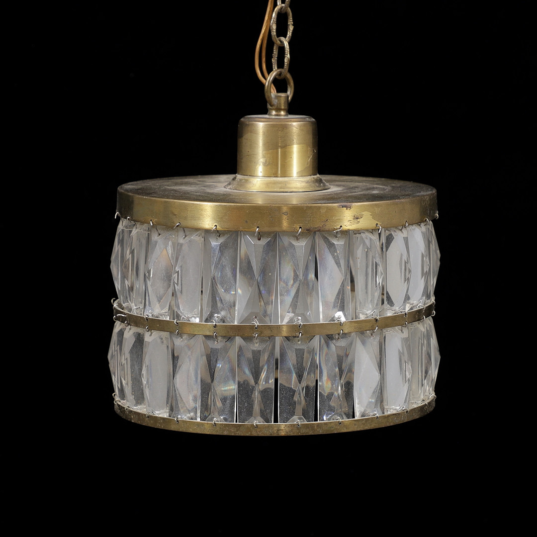 TAKLAMPA med prismor, mässing, 1900-talets mitt, höjd med kedja 50 cm.