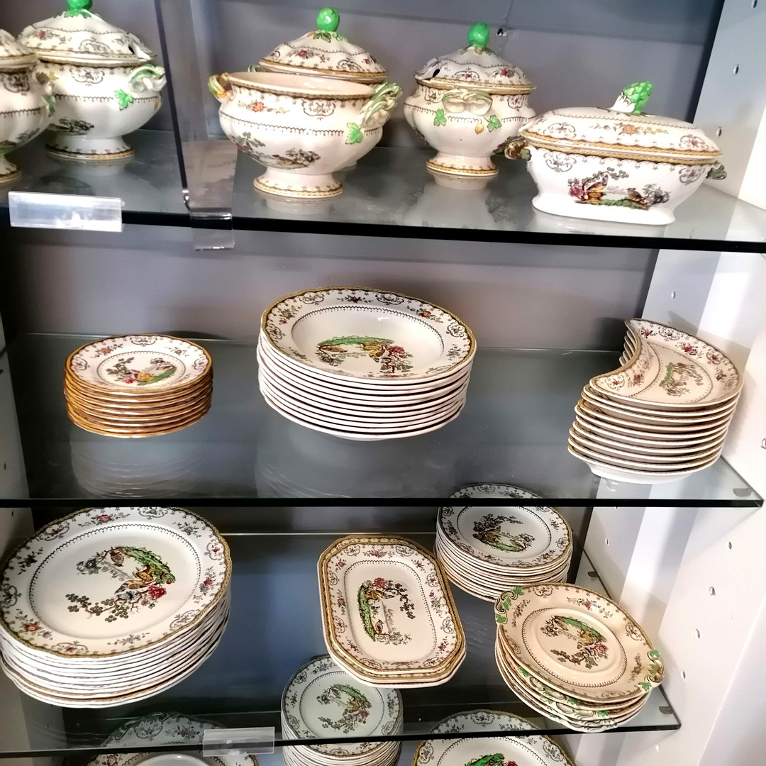 LARGE QUANTITY OF SPODE 'CHELSEA' DINNER WARE.