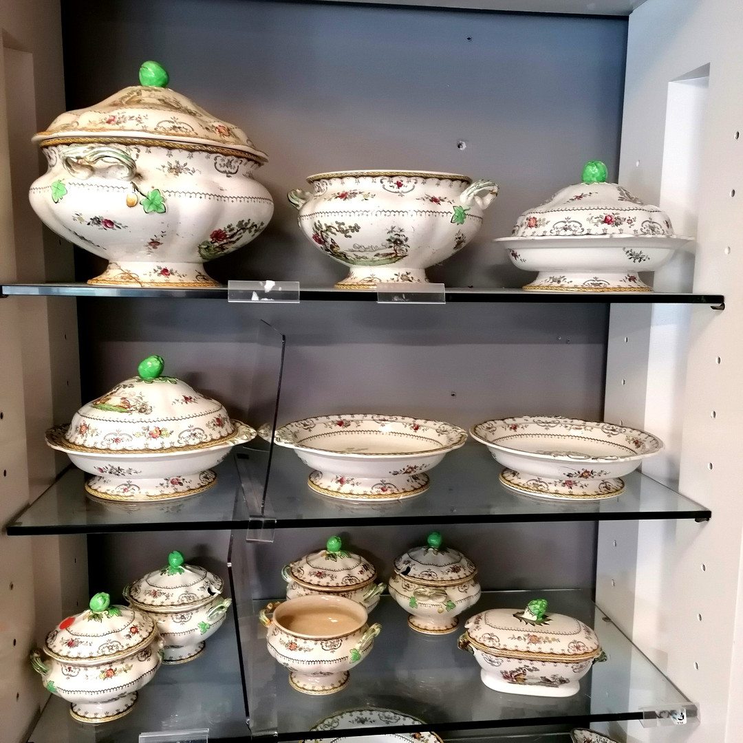 LARGE QUANTITY OF SPODE 'CHELSEA' DINNER WARE.