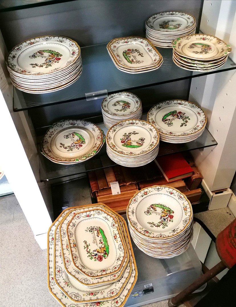 LARGE QUANTITY OF SPODE 'CHELSEA' DINNER WARE.