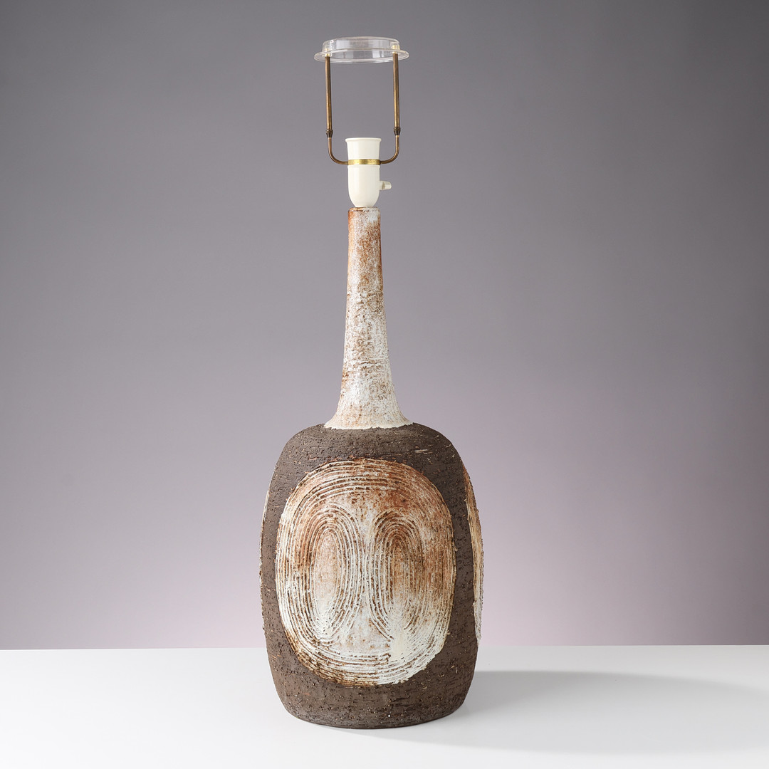 FRIDTJOF SEJERSEN (1913-92. Unik ' stor' bordlampe af glaseret chamotte stentøj dekoreret med relieffer, original skærm medfølger. Sejer Keramik, Danmark, 1960/70'erne.