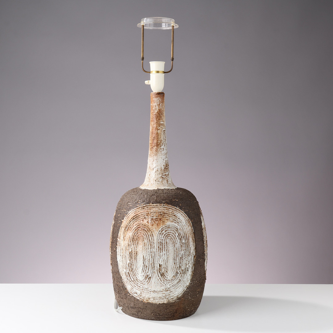 FRIDTJOF SEJERSEN (1913-92. Unik ' stor' bordlampe af glaseret chamotte stentøj dekoreret med relieffer, original skærm medfølger. Sejer Keramik, Danmark, 1960/70'erne.
