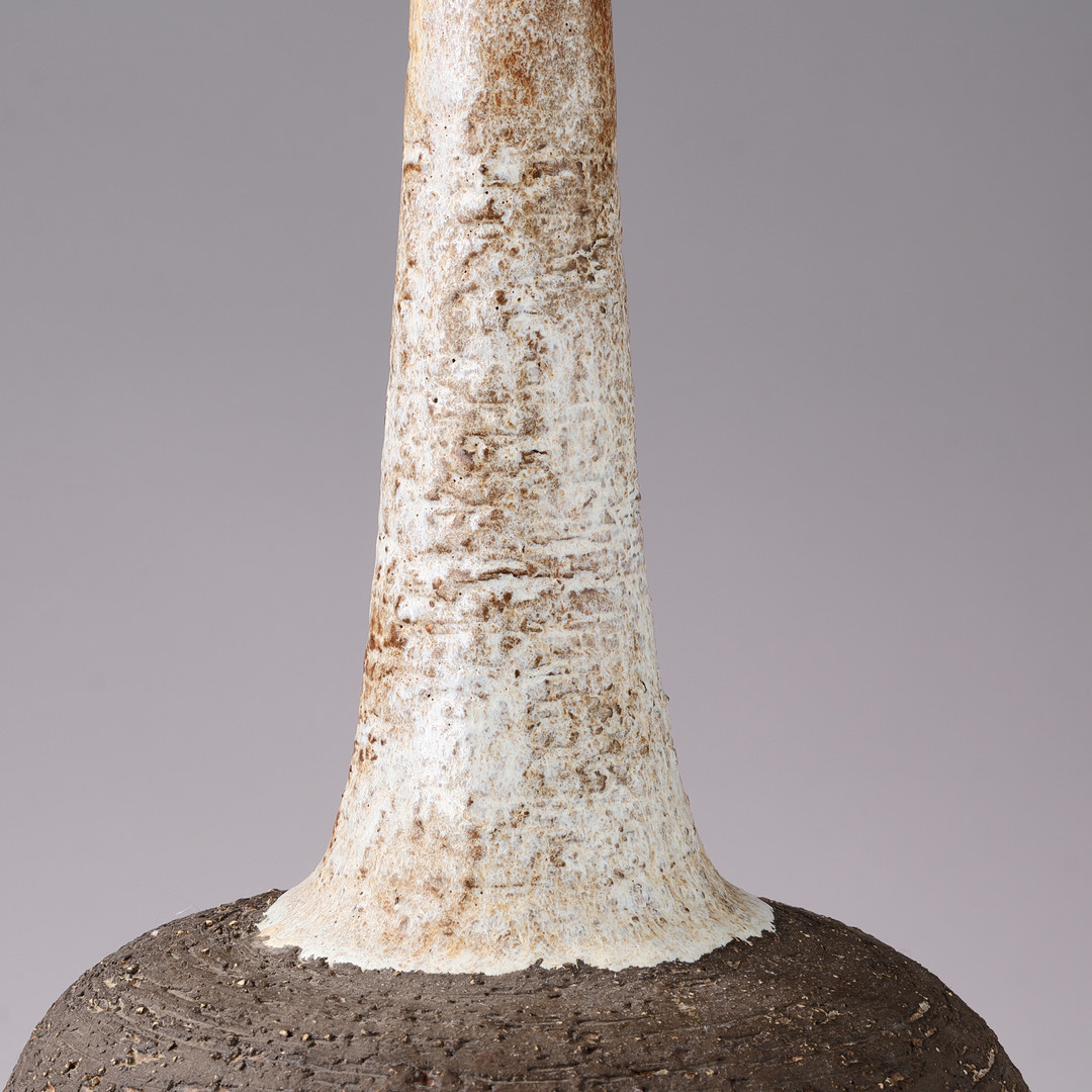 FRIDTJOF SEJERSEN (1913-92. Unik ' stor' bordlampe af glaseret chamotte stentøj dekoreret med relieffer, original skærm medfølger. Sejer Keramik, Danmark, 1960/70'erne.